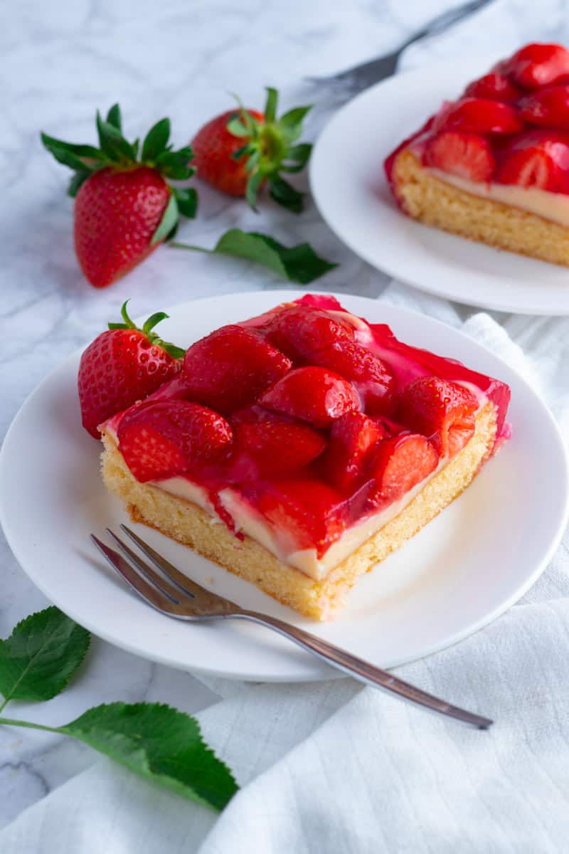 Discovering the Delightful Red Currant Bakery Vanilla Cake - A Slice of Heaven